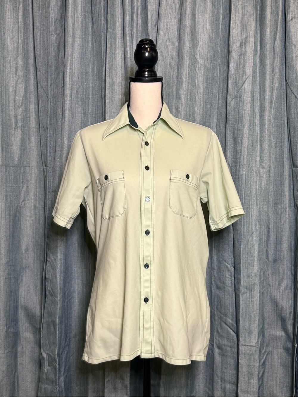 1970 Men's Short-Sleeve Casual Button-Down Shirt in Pale Green